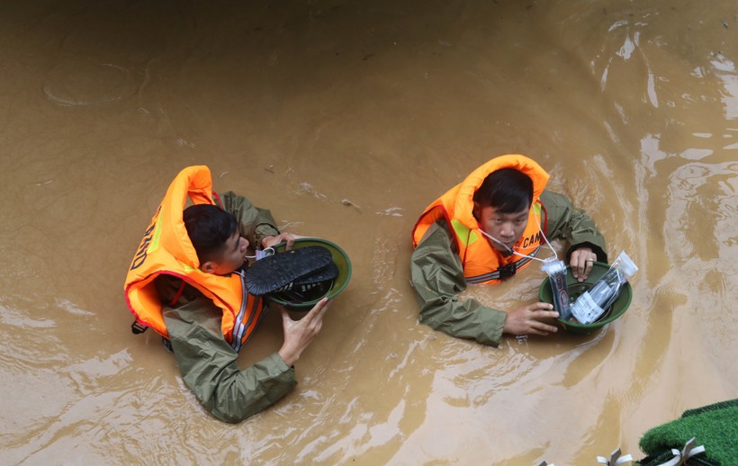Cao Bang provincial authorities support people in a flooded area. (Photo: VNA) vna-potal-luc-luong-chuc-nang-tinh-cao-bang-ho-tro-nguoi-dan-trong-bao-lu-8322683.jpg
