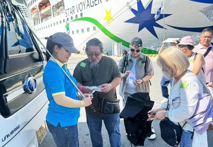 Visitors join tours to popular destinations. (Photo: SGGP) z7091240119471-4026f328ae70ed6e9e0577b26a30cbeb-5882-4476.jpg