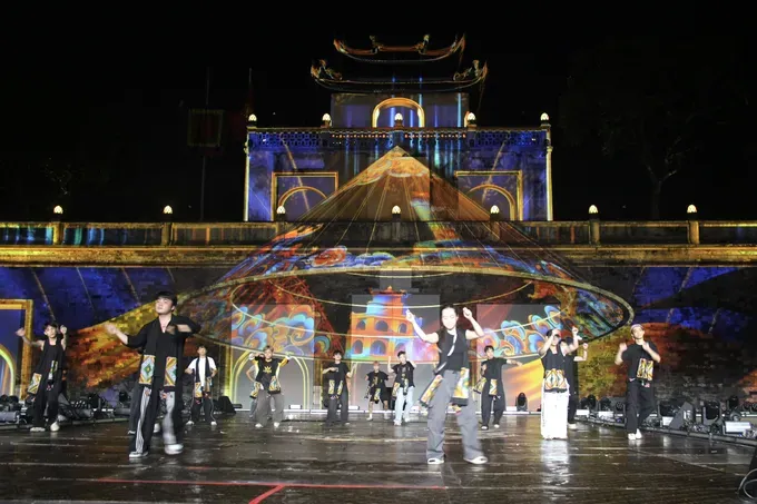 Artists prepare for the opening night of the festival. (Photo: SGGP) 2a70322eca60473e1e71-aqte-8543-173.jpg