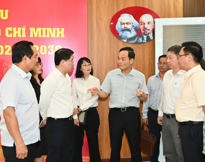 Secretary of the Party Central Committee and Secretary of the Ho Chi Minh City Party Committee Tran Luu Quang (C), on October 9, inspects preparations for the 1st Congress of the Ho Chi Minh City Party Organization for the 2025–2030 term. (Photo: SGGP) db383acd3787bad9e396-2648-1568.jpg