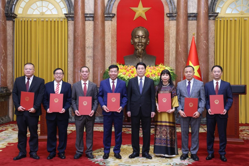 President Luong Cuong with newly accredited and appointed Vietnamese ambassadors abroad. (Photo: VNA) che1bba7-te1bb8bch-nc6b0e1bb9bc-lc6b0c6a1ng-cc6b0e1bb9dng-ve1bb9bi-cc3a1c-c491e1bb93ng-chc3ad-c491c6b0e1bba3c-phong-hc3a0m-c490e1baa1i-se1bba9-vc3a0-be1bb95-n.jpg