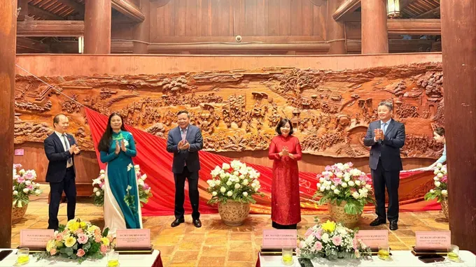 The Center for Cultural and Scientific Activities at Van Mieu-Quoc Tu Giam (Temple of Literature Complex) in Hanoi receives the wooden artwork titled “Vinh Quy Bai To” (returning home to pay thanks to ancestors after achieving academic honors). (Photo: SGGP) e41227bc-02a6-4418-a4d6-8a9e2d2d9a25-1259-7324.jpg
