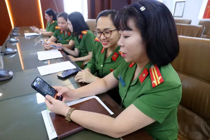 Officers from the C06 Department makes a donation to flood-affected communities via the VNeID platform. (Photo: SGGP) thao-tac-3424-5842.jpg