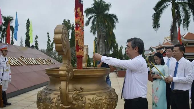 Vice Secretary of the Ho Chi Minh City Party Committee Nguyen Phuoc Loc offers incense in tribute to national heroic martyrs at the cemetery. (Photo: SGGP) 3.jpg