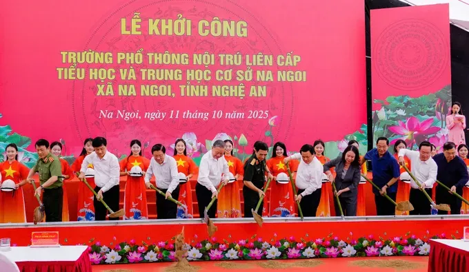 Party General Secretary To Lam joins other delegates at a symbolic ceremony to kick off the construction of the school. (Photo: SGGP) 3-3523-7328.jpg