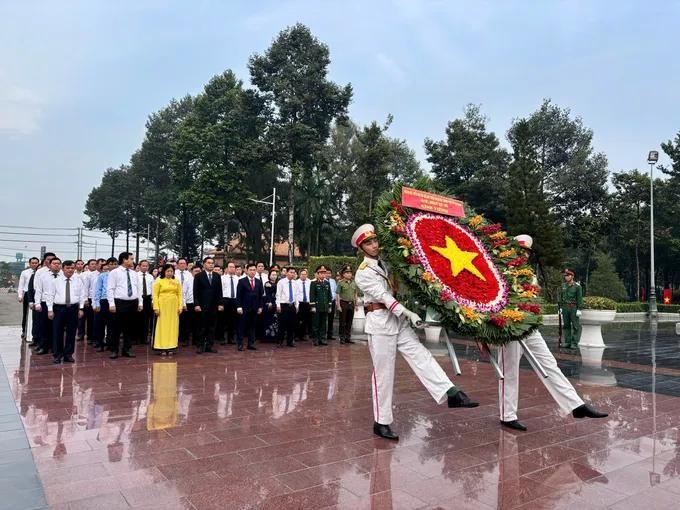 The delegation led by Vice Secretary of the Ho Chi Minh City Party Committee, Dang Minh Thong, offers incense and flowers at the Binh Duong Martyrs’ Cemetery to honor and pay tribute to heroic martyrs. (Photo: SGGP) 4.jpg
