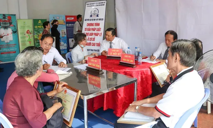 Legal aid services for the elderly provided by lawyers in Tan Son Nhat Ward, Ho Chi Minh City (Photo: SGGP) chu-de-7845-9200.jpg