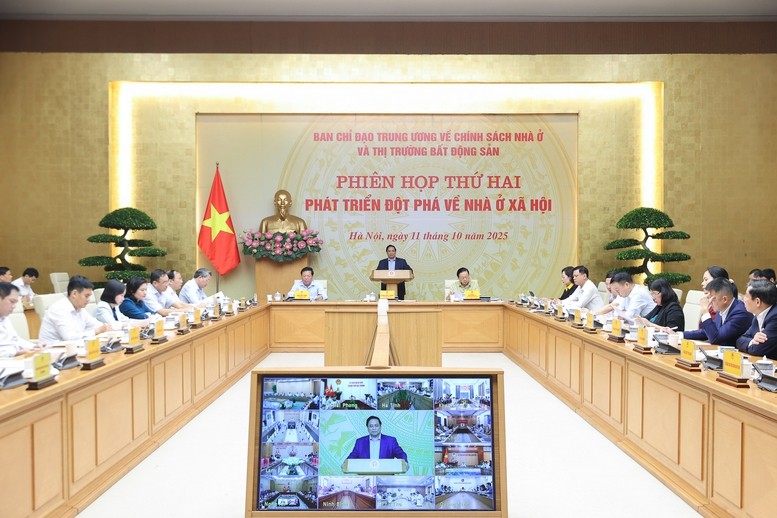 Prime Minister Pham Minh Chinh (standing) speaks at the second meeting of the Central Steering Committee for Housing Policy and Real Estate Market on October 11 in Hanoi. (Photo: baochinhphu) img2697-17601499594651742049209.jpg