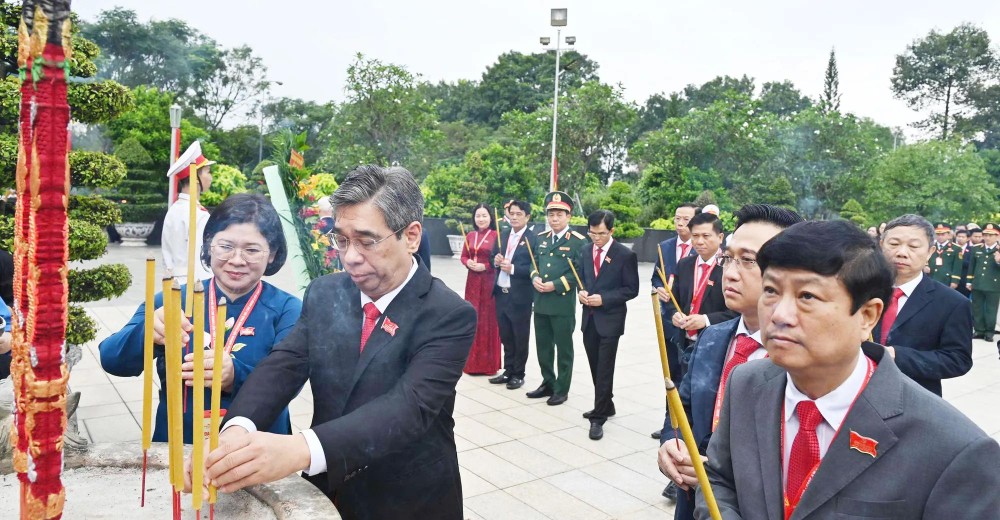 Delegates offer incense in tribute to national heroic martyrs at the cemetery. (Photo: SGGP) 13.jpg