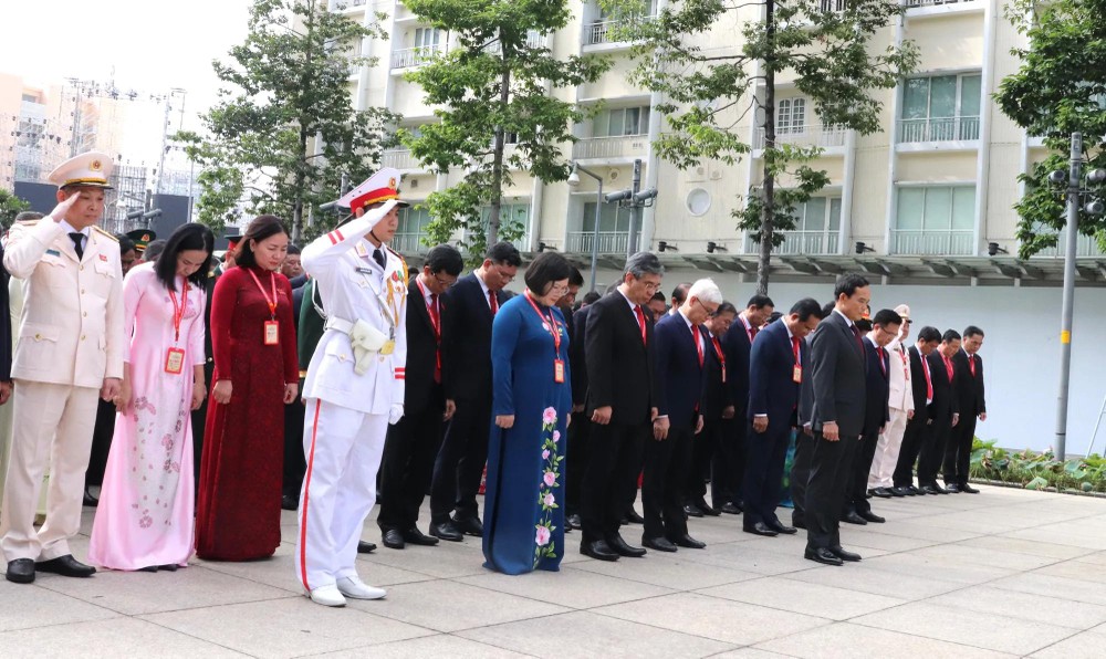 Delegates observe a moment of silence in tribute to President Ho Chi Minh's contributions. (Photo: SGGP) 17.jpg