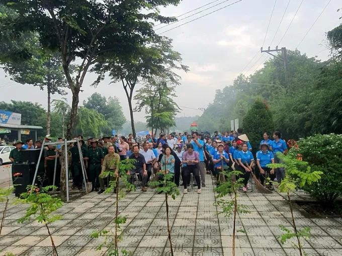 A large number of officials, union members, and youth volunteers takes part in the program. 2.jpg