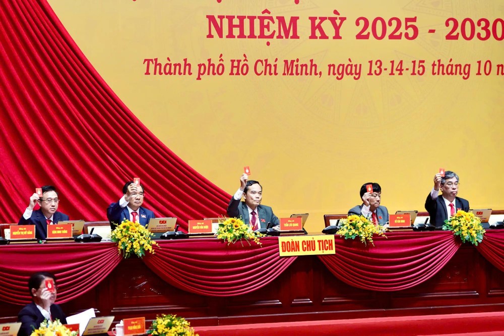 Delegates cast votes to elect the Presidium of the 1st Ho Chi Minh City Party Congress. (Photo: SGGP) 28.jpg