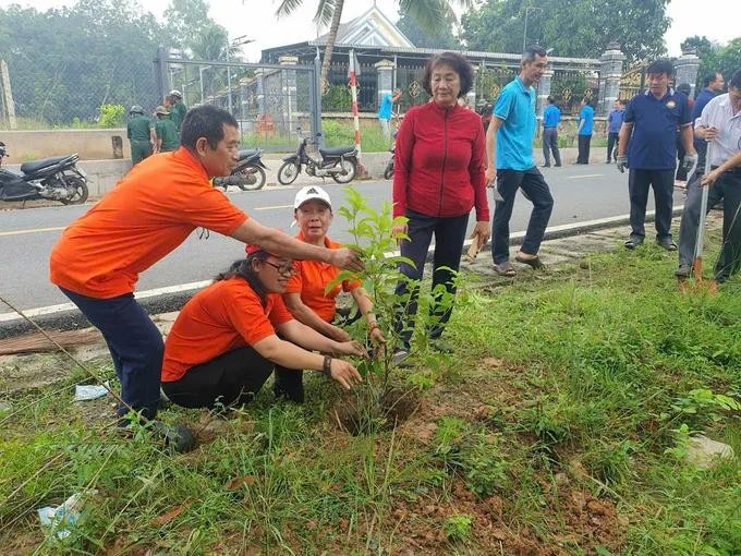 Planting trees along roads 3.jpg