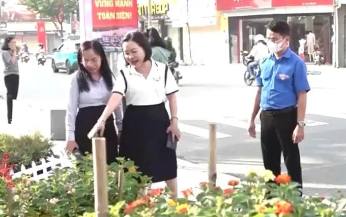 Secretary of the Party Committee and Chairwoman of the People’s Council of Thu Dau Mot Ward takes part in the “The Land in Bloom” initiative. 5.jpg