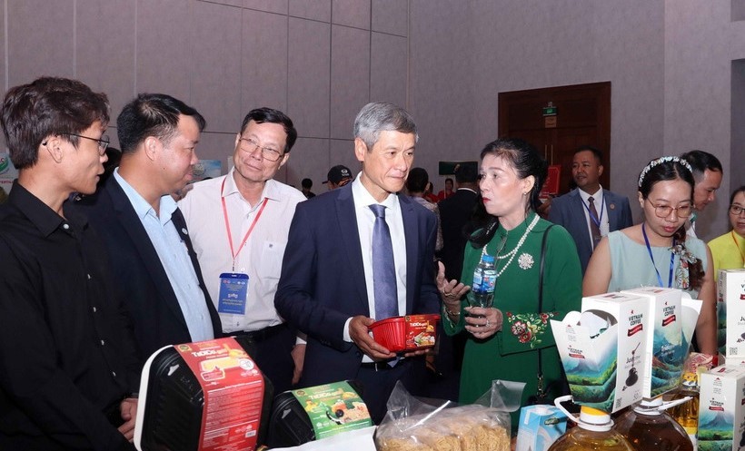 Vietnamese Ambassador to Cambodia Nguyen Minh Vu and Cambodian businesspeople visit the Vietnamese booth. (Photo: VNA) doanh-nghiep-viet-nam-campuchia.jpg
