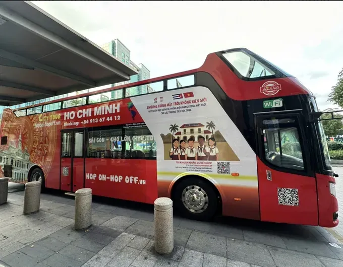 Double-decker sightseeing buses have been adorned with visuals and messages themed “Sun Without Borders” program. (Photo: SGGP) screenshot-20251012-092258-word-5132-7368.jpg