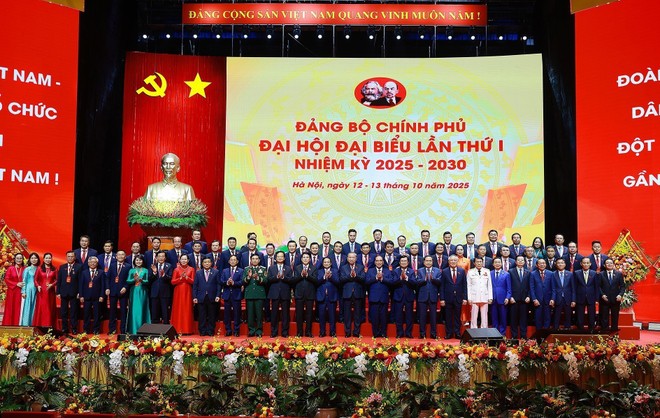 Party General Secretary To Lam and other delegates at the first Congress of the Government Party Organisation in Hanoi on October 13. (Photo: VNA) vna-potal-khai-mac-dai-hoi-dai-bieu-dang-bo-chinh-phu-lan-thu-nhat-nhiem-ky-2025-2030-8335507.jpg