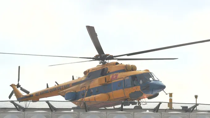 Military Hospital 175, in coordination with Division 370 of the Air Defense–Air Force Service, conduct a test flight of a helicopter landing pad located atop its 1,000-bed building on October 13. (Photo: SGGP) img-0465-3379-9063.jpg