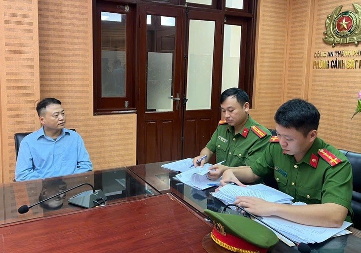 Nguyen Hoa Binh (also known as Shark Binh), Chairman of the Board of NextTech Group, at the police investigation agency. (Photo: Hanoi Department of Public Security) nguyen-hoa-binh-vna.jpg