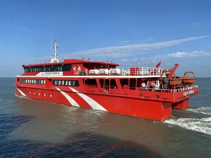 Ho Chi Minh City focuses on waterway transport to ease road congestion. (Photo: SGGP) tau-cao-toc-3938-4471.jpg