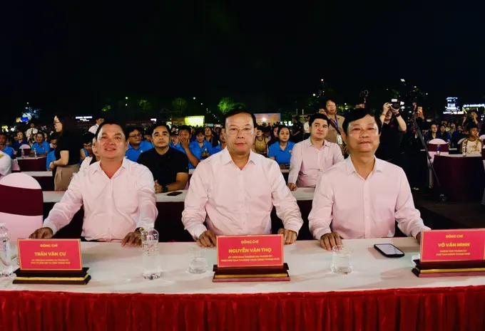 Chairman of the Ho Chi Minh City People's Council Vo Van Minh (R), Standing Vice Chairman of the Ho Chi Minh City People’s Committee Nguyen Van Tho (C), and Deputy Commander of the Ho Chi Minh City High Command Tran Van Cu (L) attend the event in Ba Ria Ward. (Photo: SGGP) 9dbd94c99cc6ae7f583ae8cb03152354-3434-8718.jpg