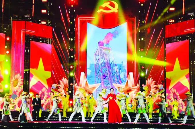 A special art performance celebrating the successful conclusion of the 1st Congress of the Ho Chi Minh City Party Committee for the 2025–2030 term is held simultaneously in Saigon, Binh Duong, and Ba Ria wards on the evening of October 15. (Photo: SGGP) p1g-1989-9931.jpg