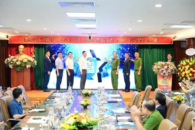 The Department of Administrative Management of Social Order (C06) on October 16 launches a pilot program to implement a solution for the identification and traceability of chemicals, chemical precursors through the VNeID platform. (Photo: SGGP) dsc-0193-9060-9181.jpg
