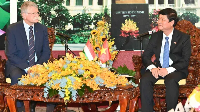 Chairman of the Ho Chi Minh City People’s Council Vo Van Minh (R) receives Speaker of the Hungarian National Assembly László Kövér in the city on October 18. (Photo: SGGP) 5-1295-5078.jpg