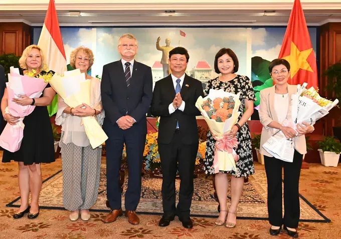 Delegates of the two sides attend the receiving ceremony. (Photo: SGGP) 7-9204-4617.jpg