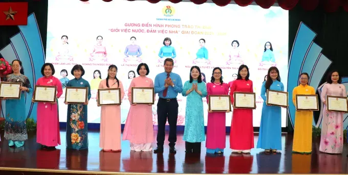 Exemplary models honored in the “Excellence at Work and Home” movement (Photo: SGGP) img-5609-4801-4489.jpg