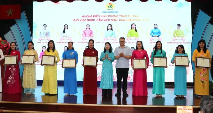 Exemplary models honored in the “Excellence at Work and Home” movement (Photo: SGGP) img-5612-8363-2775.jpg
