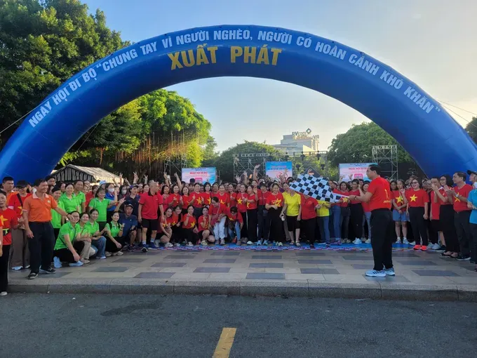 On the morning of October 19, more than 2,000 residents in Vung Tau Ward take part in the “Steps for Health—Solidarity for the Community” walking event. (Photo: SGGP) img-9998-6370-8704.jpeg