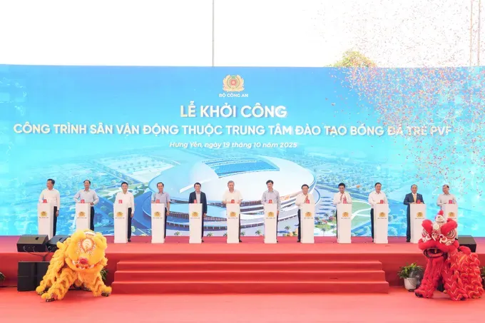 General Secretary To Lam, Minister of Public Security Luong Tam Quang, along with leaders of the Party and State, jointly click the button to kick off the construction project of the stadium at the PVF Youth Football Training Center. (Photo: SGGP) nghi-thuc-4098-5242.jpg