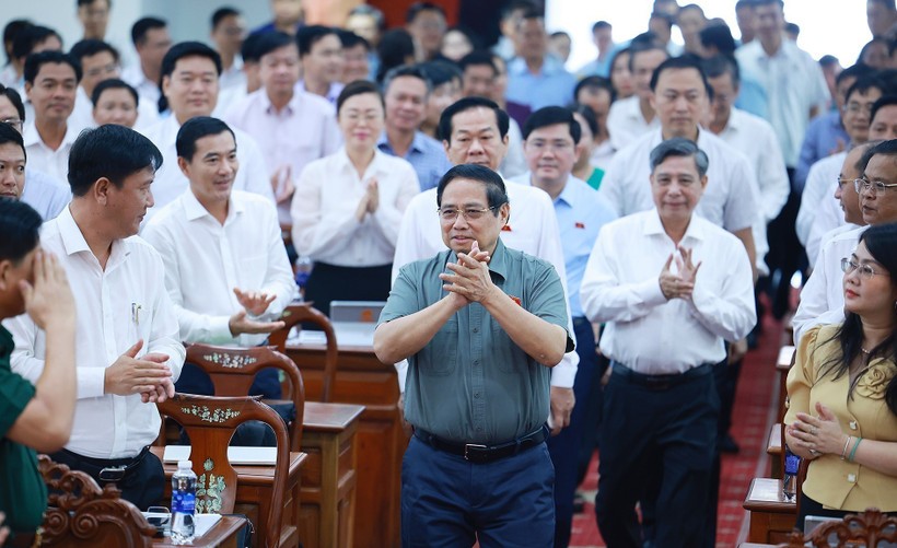 Prime Minister Pham Minh Chinh (C) meets with Can Tho voters (Photo: VNA) pham-minh-chinh-1.jpg