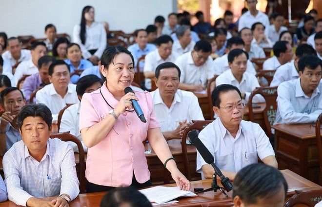 A voter speaks at the meeting (Photo: VNA) pham-minh-chinh-2.jpg