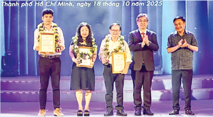 Vice Secretary of the Ho Chi Minh City Party Committee and Chairman of the Vietnam Fatherland Front Committee of the city Nguyen Phuoc Loc (2nd, R), and Mr.Bui Anh Tan, Vice President of the Ho Chi Minh City Union of Literature and Arts Associations (R), present certificates of merit and commemorative medals to authors in the field of literature. (Photo: SGGP) Screenshot (595).png
