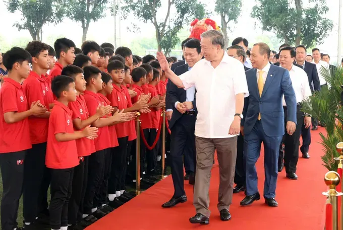 Party General Secretary To Lam attends the groundbreaking ceremony for a 60,000-seat FIFA-standard covered stadium in Hung Yen Province’s Nghia Tru Commune on October 19. (Photo: SGGP) tbt-4574-2490.jpg