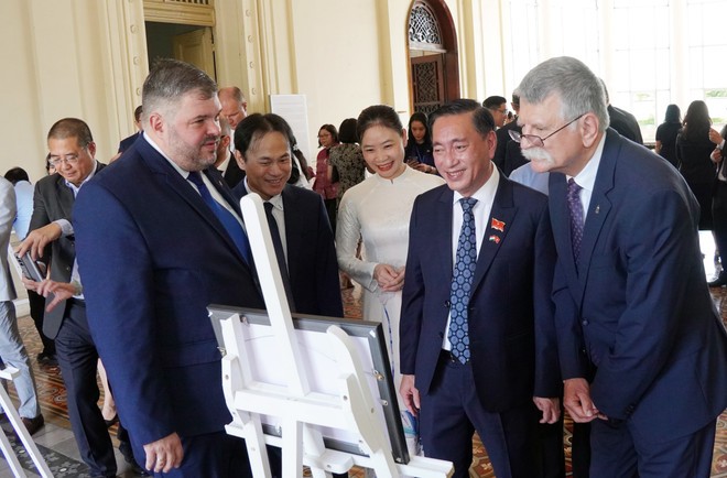 Speaker of the Hungarian National Assembly Kover Laszlo (first from right) and delegates visit the photo exhibition. (Photo: VNA) vna-potal-chu-tich-quoc-hoi-hungary-du-khai-mac-trien-lam-anh-ve-thanh-pho-ho-chi-minh-dau-the-ky-xx-8348134.jpg