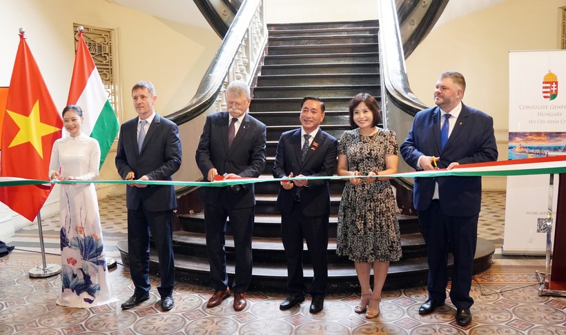 Delegates from Vietnam and Hungary at the opening ceremony of the photo exhibition. (Photo: VNA) vna-potal-chu-tich-quoc-hoi-hungary-du-khai-mac-trien-lam-anh-ve-thanh-pho-ho-chi-minh-dau-the-ky-xx-8348137.jpg