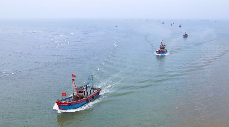 The offshore fishing fleet of the Ngoc Bich commune Fisheries Cooperative (Nghe An province) on its way to the river mouth. (Photo: VNA) nghe-an-2.jpg