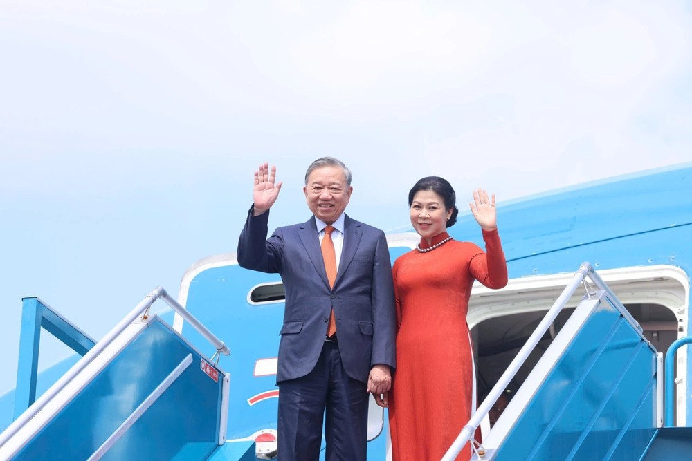 General Secretary of the Communist Party of Vietnam (CPV) Central Committee To Lam and his spouse Ngo Phuong Ly leave Hanoi on October 20, 2025 for an official visit to Finland (Photo: VNA) tong-bi-thu-to-lam-1799.jpg