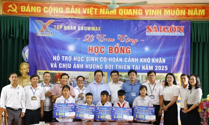 Sai Gon Giai Phong Newspaper and GrowMax Group offer scholarships to students facing hardship and those affected by natural disasters in Nghe An Province on October 20. (Photo: SGGP) 4-6604-6542.jpg