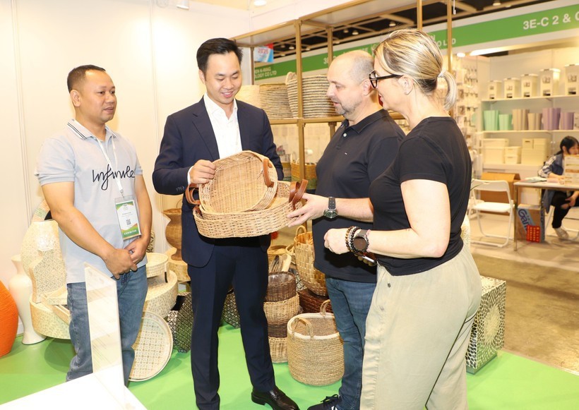 International visitors explore Vietnamese handicraft products at Mega Show Hong Kong 2025. (Photo: VNA) thu-cong-my-nghe.jpg