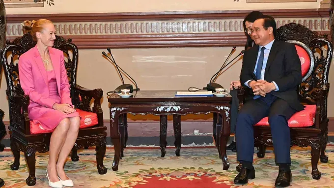 Chairman of the Ho Chi Minh City People’s Committee, Nguyen Van Duoc, receives Ms. Alessandra Tognonato, the newly appointed Consul General of Italy in the city, as she began her term. (Photo: SGGP) z7137297702032-13e63cec5d0d2b0a634c70ad3110c6ed-8197-4432.jpg