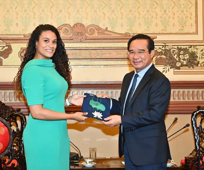 Chairman of the Ho Chi Minh City People’s Committee, Nguyen Van Duoc (R), offers a gift to Ms. Raissa Marteaux. (Photo: SGGP) z7137297912643-f860a5cfaa31fbdd33a500800b026acd-2314-4787.jpg