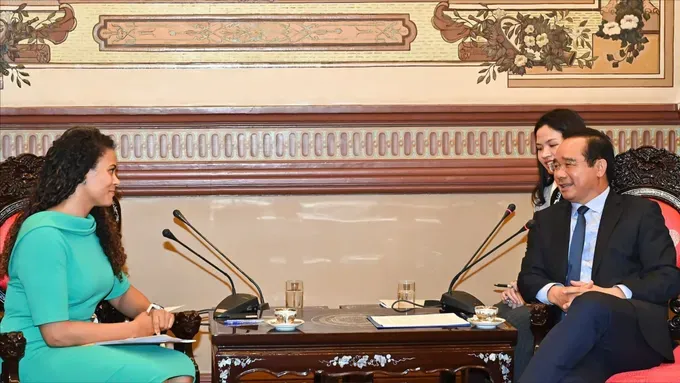 Chairman of the Ho Chi Minh City People’s Committee, Nguyen Van Duoc (R), receives Ms. Raissa Marteaux, the newly appointed Consul General of the Kingdom of the Netherlands in Ho Chi Minh City. (Photo: SGGP) z7137297940004-8ce78195e2006ea8948cc4b9fabdff67-206-118.jpg
