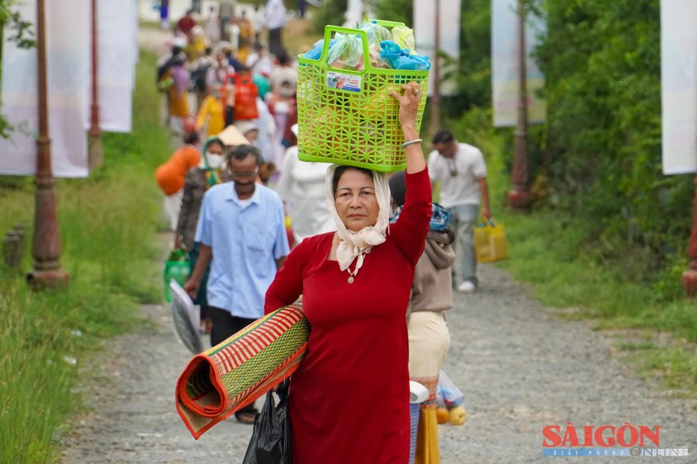 Tens of thousands of people flock to the special national heritage site of Po Klong Garai Tower in Do Vinh Ward. The Cham community brings offerings to present to the gods and ancestors, praying for health and peace. chamkh1.jpg
