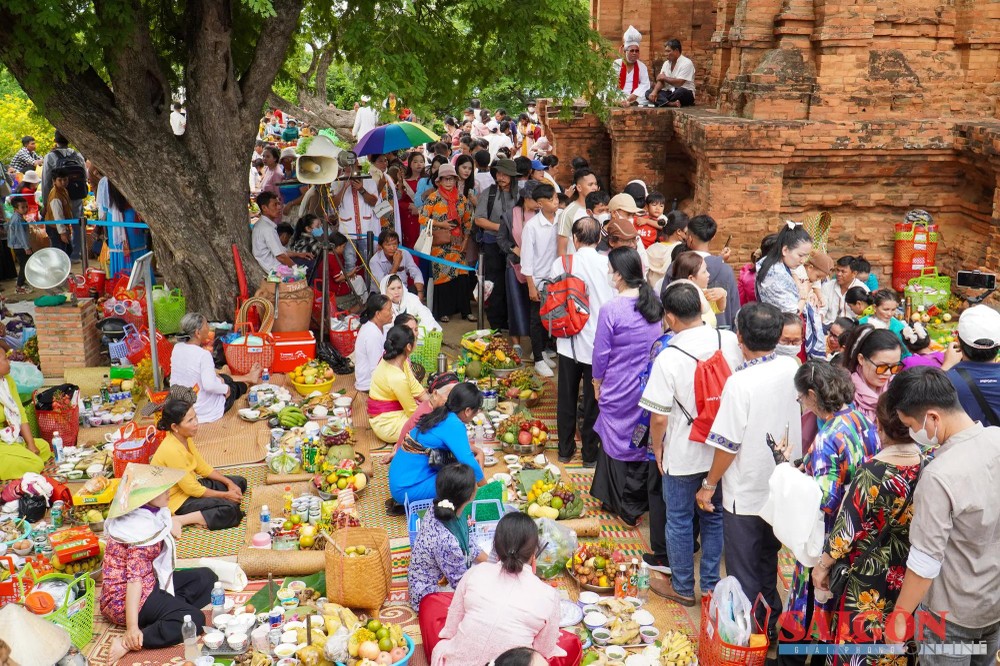 Cham families display offerings at the Po Klong Garai Tower. chamkh2.jpg