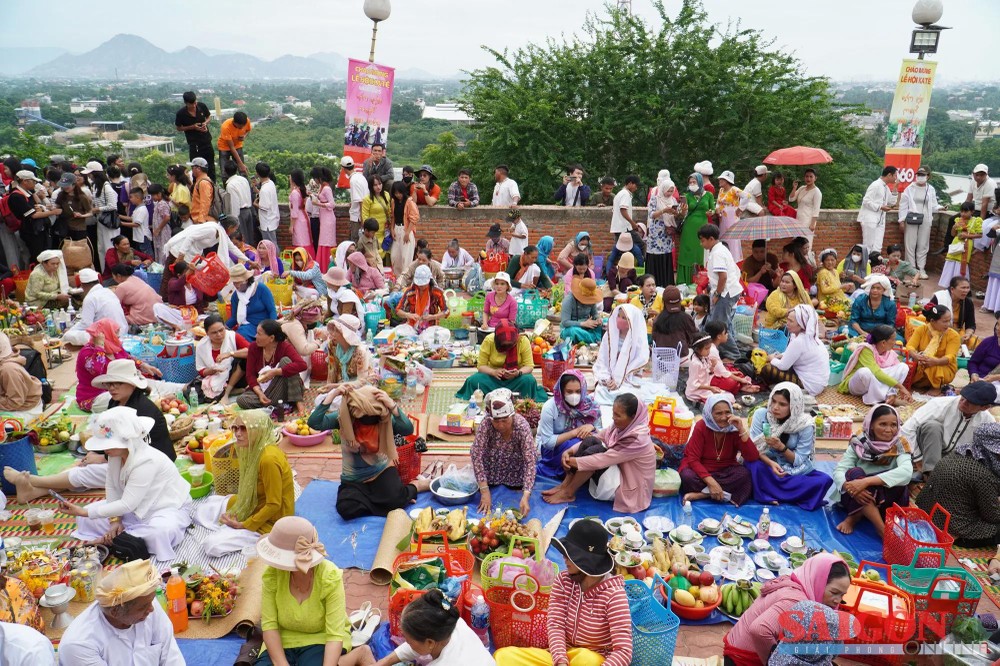 Cham families display offerings at Po Klong Garai Tower. chamkh3.jpg
