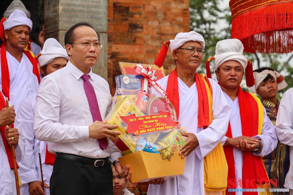 Mr. Nguyen Khac Ha, Deputy Secretary of the Khanh Hoa Provincial Party Committee and Chairman of the provincial chapter of the Vietnam Fatherland Front (L), offers gifts and extends his best wishes to the Cham community for a joyful and meaningful Kate Festival. chamkh6.jpg